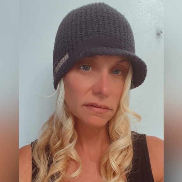 Dakine navy wool knit with little visor beanie hat - Picture 1 of 3